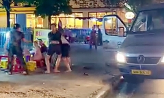 Clip:  3 người đàn ông lao vào đánh nhau 