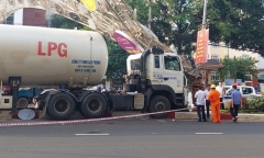 Xe bồn chở khí gas leo dải phân cách, đâm cổng chào khiến người đi đường sợ hãi