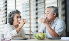 Người bị loãng xương nên tránh ăn gì?