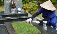 Nghề của những phụ nữ gan dạ “chăm sóc nhà” cho người đã khuất
