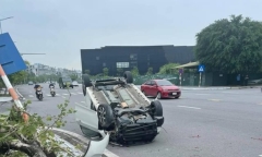 Tin tức tai nạn giao thông mới ngày 20/10: Xe ô tô mất lái khi sang đường, húc đổ cây và biển báo 