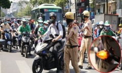 Hiện trường vụ hàng trăm lưới thép rơi từ xe đầu kéo, trúng đôi nam nữ đi xe máy