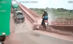 Clip: Sập cầu kinh hoàng khiến 14 người thiệt mạng, 3 người mất tích