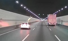Thót tim cảnh người phụ nữ trèo lên nóc ô tô đang chạy rồi nhảy xuống giữa hầm