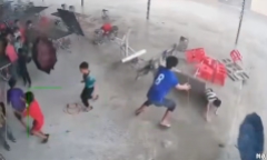 Camera ghi lại khoảnh khắc cơn dông quét qua trường học, thổi bay bàn ghế, học sinh chạy tán loạn