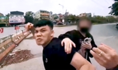 Chở bạn gái không đội mũ bảo hiểm, nam thanh niên còn lao vào tấn công CSGT khi bị kiểm tra