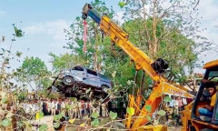 Ô tô bất ngờ nổ lốp, lao thẳng xuống giếng sâu, 4 người trên xe tử vong thương tâm ở Ấn Độ