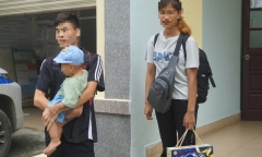 Xác minh thông tin vợ chồng ôm con nhỏ đi bộ về quê vì công ty không trả lương