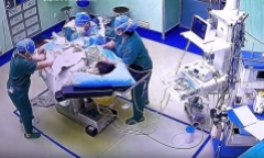 Clip: Bác sĩ phẫu thuật quả cảm, quyết giữ an toàn cho người bệnh giữa cơn rung chấn mạnh ở Trung Quốc 