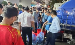 TP Thủ Đức: Hàng trăm cư dân xếp hàng chờ lấy nước trong đêm