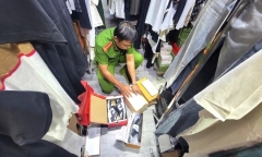 Tạm giữ 4,4 tấn quần áo, giày không rõ nguồn gốc trong shop thời trang ở Long An