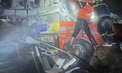 Sạt lở trên đèo Khánh Lê, đất đá đổ trúng xe khách, khiến nhiều người thương vong