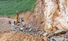 Hà Giang: Đá lăn xuống đường, 2 bố con đi xe máy bị đè tử vong