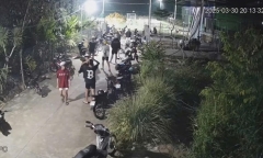 Tạm giữ nhóm thanh niên dùng hung khí đuổi đánh nhau gây náo loạn trên sân bóng