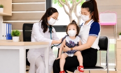 Trẻ mắc Adenovirus có xu hướng tăng vào mùa hè: Bác sĩ chỉ dấu hiệu nguy hiểm cha mẹ không được bỏ qua