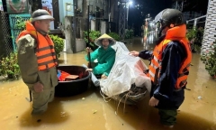 Nước lũ bủa vây tứ phía, người dân Đà Nẵng thức trắng đêm chạy lũ