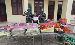 Bơi qua sông Hồng vượt biên sang Trung Quốc vác 5 bao pháo lậu về Việt Nam, thanh niên 20 tuổi bị bắt