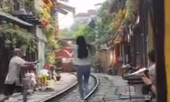 Lập biên bản chủ quán cà phê để khách lao ra đường ray khi tàu đang đến