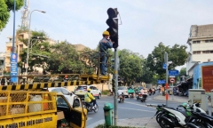 TP.HCM bắt đầu lắp đèn tín hiệu cho phép xe máy rẽ phải khi gặp đèn đỏ