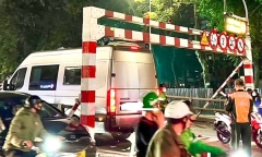 Hà Nội: Ô tô mắc kẹt khi lên cầu vượt gây ùn tắc, tài xế bị phạt 5 triệu đồng