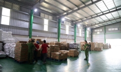Hàng trăm tấn dầu ăn, mì chính, hạt nêm giả được tuồn vào bếp ăn khu công nghiệp