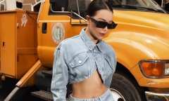 Trà Ngọc Hằng diện trang phục style đường phố, khoe khéo vòng eo con kiến gợi cảm