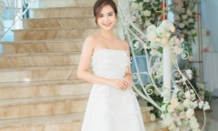 Phan Minh Huyền diện váy trắng xinh đẹp như công chúa, tự lái xe đi sự kiện