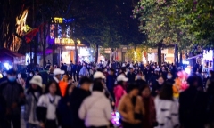 Hà Nội: Người dân đổ về Hồ Gươm đón chờ khoảnh khắc sang năm mới 2023