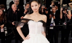 Jennie (BLACKPINK) diện đầm cúp ngực, khoe nhan sắc trên thảm đỏ LHP Cannes 2023