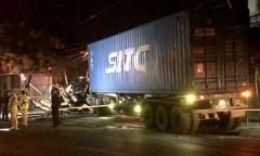 Tin tức tai nạn giao thông mới ngày 25/11: Container tông ô tô con đỗ bên đường, 2 người tử vong