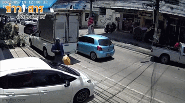 Video: Chồng bị vợ bắn vì đưa bồ nhí đi bầu cử ở Thái Lan