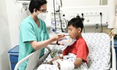Bị rắn độc cắn, bé trai 13 tuổi nguy kịch vì tin lời thầy lang