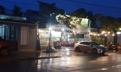 Con trai bàng hoàng phát hiện cha nằm bất động dưới nền bếp, bên cạnh tủ lạnh