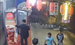 Chủ cửa hàng quên khóa tủ nước giải khát, hôm sau phát hiện cảnh tượng đáng khen ngợi