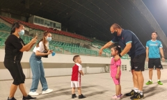 Hành động ấm lòng của HLV Park Hang Seo với cổ động viên Việt Nam tại UAE