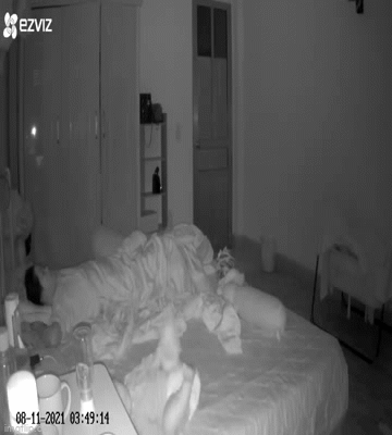 Em bé ngã lăn từ trên giường xuống sàn nhà lúc nửa đêm, video ghi lại làm ai nấy “hú hồn hú vía”
