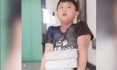 Cháu trai lười làm bài tập về nhà, bà nội cao tay đưa ra một đề nghị khiến cậu bé sợ hãi xin tha