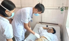 Người phụ nữ 56 tuổi tổn thương nặng vùng tầng sinh môn do trâu húc
