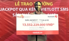 Chồng “nhà người ta” đưa vợ đi nhận giải Vietlott hơn 13,5 tỷ đồng đúng ngày 8/3