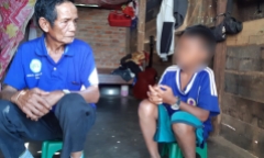 Cách hết chức vụ trong Đảng với hiệu trưởng giữ học bạ của học trò nghèo