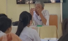 Xúc động khoảnh khắc chia tay học sinh của thầy giáo sau 30 năm làm nghề