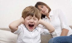 Vì sợ mẹ đi họp phụ huynh về sẽ mắng, cậu bé làm điều khiến mẹ phải suy nghĩ