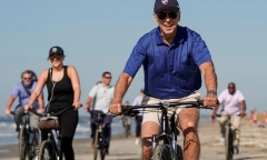 Tổng thống Biden bị chỉ trích vì nghỉ quá nhiều 