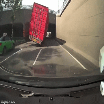 Video: Tài xế ô tô bẻ lái gấp tránh xe container bất ngờ lật nghiêng