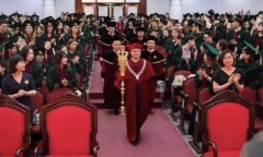 Thông tin mới nhất vụ Hiệu trưởng trường ĐH Kinh tế cầm quyền trượng ở lễ tốt nghiệp