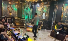 Phát hiện hàng chục nam thanh, nữ tú điên cuồng bay lắc trong quán hát