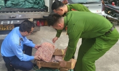 Buộc tiêu hủy hàng tấn chân gà rút xương, nội tạng động vật bốc mùi hôi thối