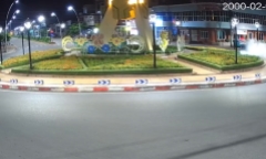 Nam thanh niên đi xe mô tô tông thẳng vào vòng xuyến rồi văng lên không trung