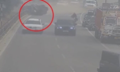 Clip: Đua xe ở quốc lộ, ô tô lao vào  xe tải dừng bên đường, 2 học sinh tử vong