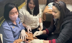 Tiếp viên đường sắt hỗ trợ sản phụ sinh con an toàn trên tàu ra Hà Nội